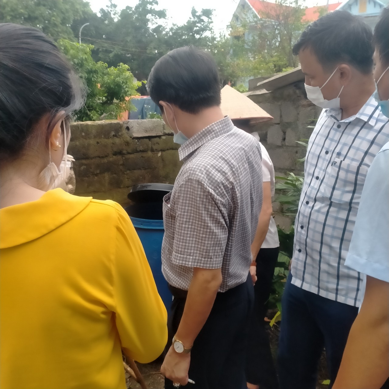 Đồng chí Phạm Ngọc hải thăm mô hình xử lý rác tại hộ dân