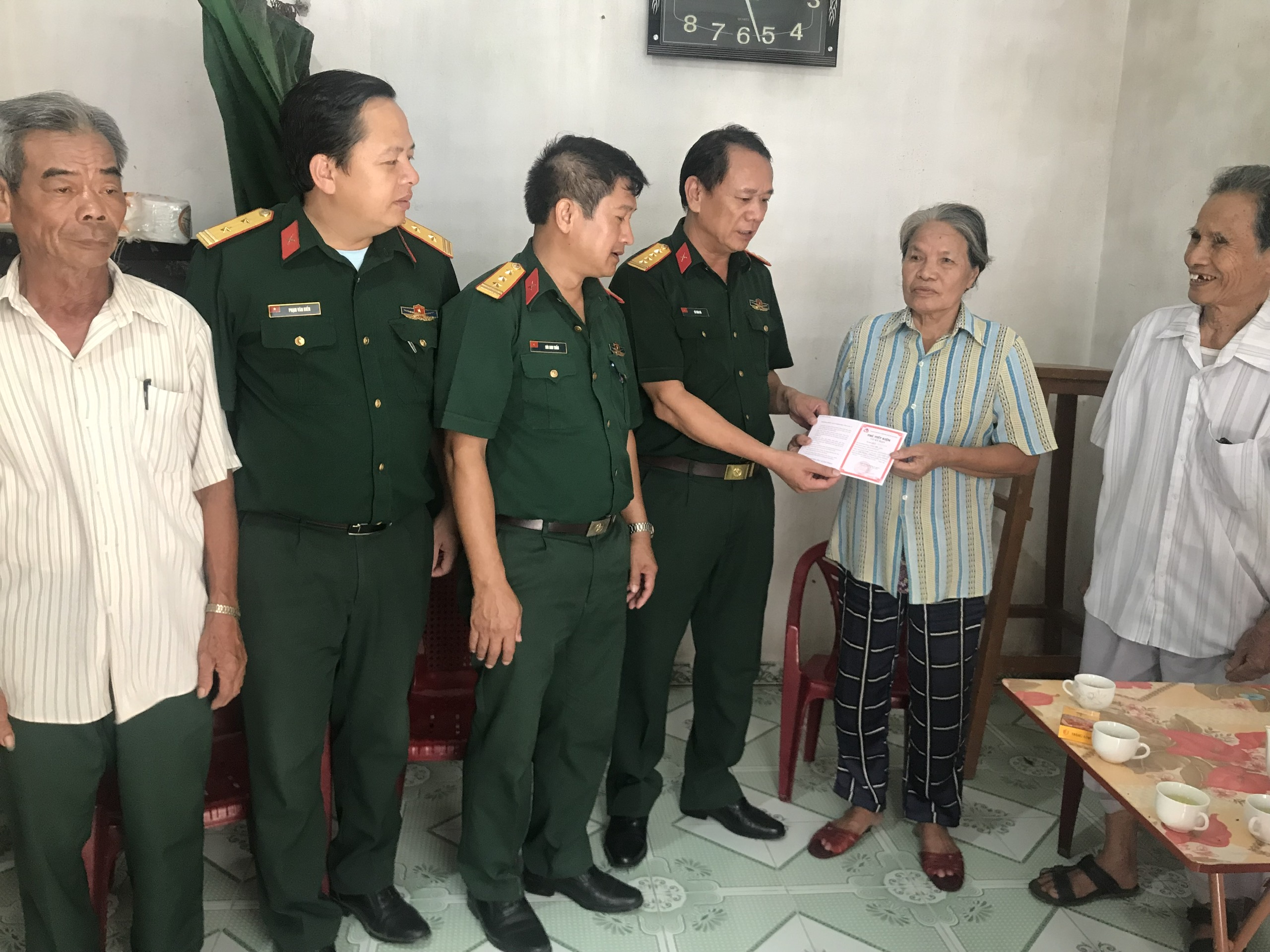 Bộ Chỉ huy Quân sự tỉnh Ninh Bình trao tặng sổ tiết kiệm cho thân nhân liệt sỹ nhân dịp kỷ niệm 75 năm ngày Thương binh Liệt sỹ (27/7/1947-27/7/2022)