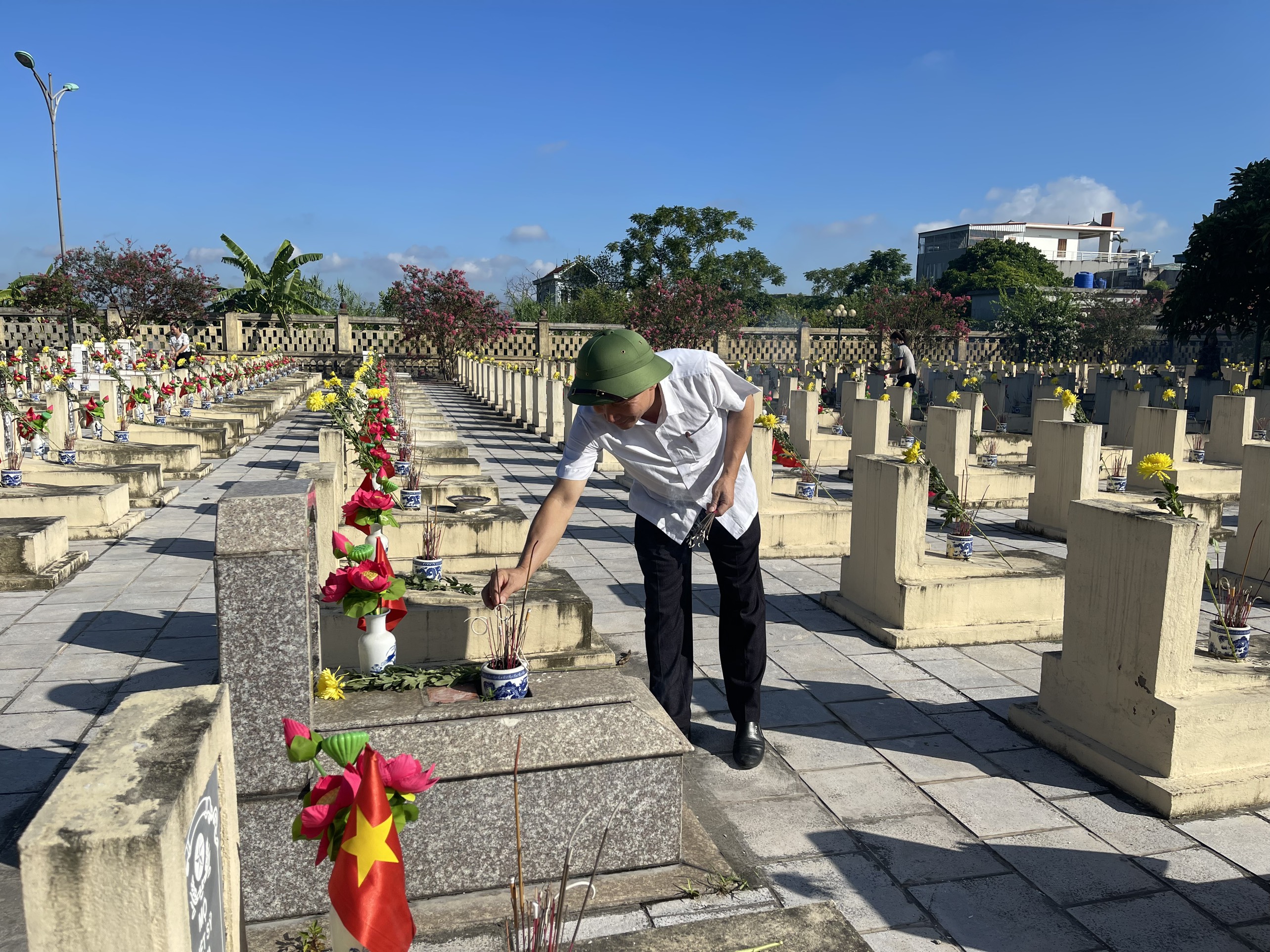 Dâng hương Đền thờ Bác Hồ  và đặt vòng hoa kính viếng Nghĩa trang Liệt sỹ nhân kỷ niệm 75 năm Ngày Thương binh - Liệt sỹ (27/7/1947-27/7/2022)