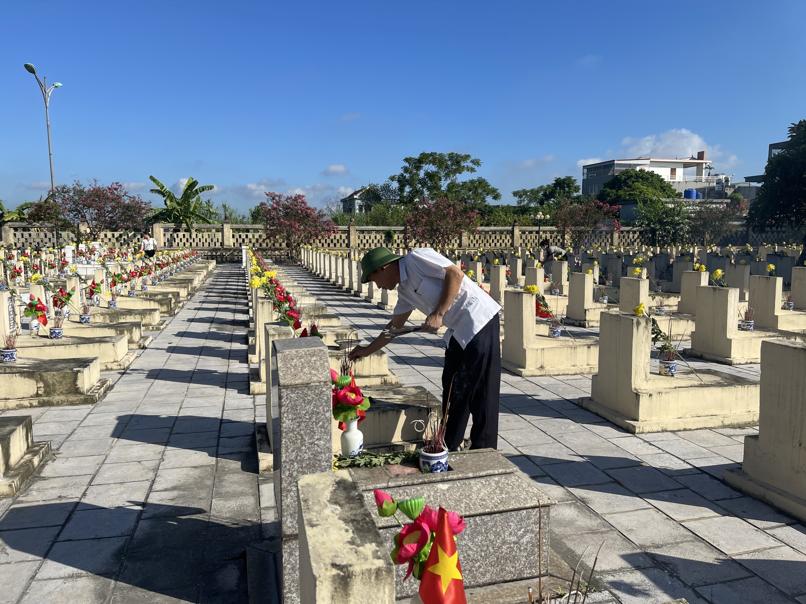 Dâng hương Đền thờ Bác Hồ và đặt vòng hoa kính viếng Nghĩa trang Liệt sỹ nhân kỷ niệm 76 năm Ngày Thương binh - Liệt sỹ (27/7/1947-27/7/2023)
